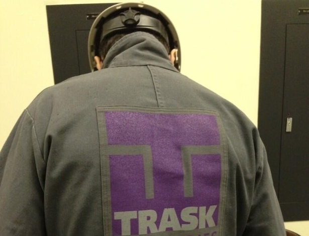 28.mai.2013 - Ator veste uniforme da companhia fictícia Trask Industries, durante as filmagens de "X-Men: Dias de um Futuro Esquecido" - Divulgação/Twitter