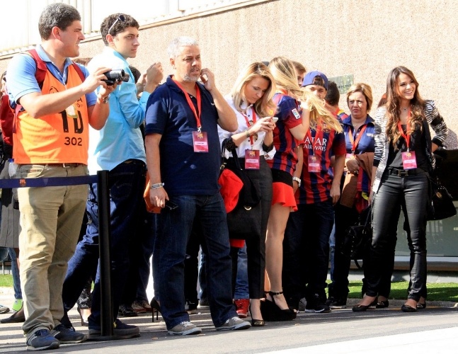 3.jun.2013 - Bruna Marquezine acompanha a apresentação de Neymar em Barcelona