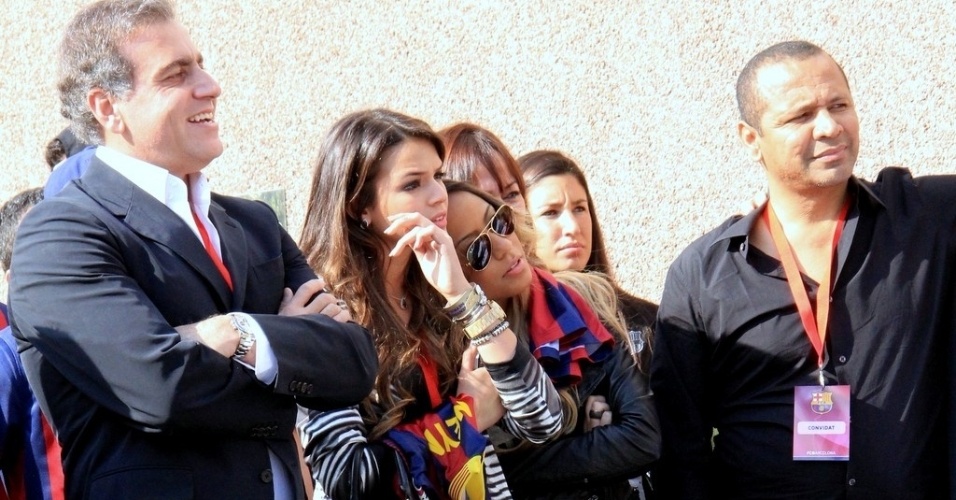 3.jun.2013 - Bruna Marquezine e Rafaella, irmã de Neymar, acompanham a apresentação do jogador em Barcelona