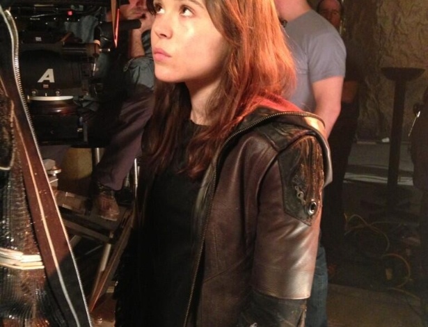 3.mai.2013 - A atriz Ellen Page, que interpreta a personagem Lince Negra, se prepara para filmagens - Divulgação/Twitter