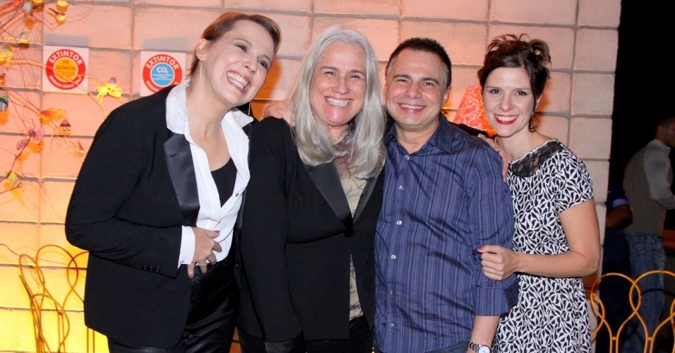 4.jun.2013 - Ana Beatriz Nogueira, Vera Holtz, Ricardo Linhares e Georgiana Góes sorriem na apresentação de "Saramandaia"