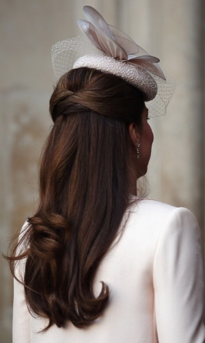 4.jun.2013 - Detalhe do chapéu e vestido de Kate Middleton para a missa em comemoração aos 60 anos da coroação da Rainha Elizabeth 2ª na catedral de Westminster, em Londres