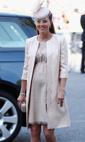 4.jun.2013 - Kate Middleton chega à catedral de Westminster para a missa em comemoração aos 60 anos da coroação da Rainha Elizabeth 2ª. A duquesa de Cambridge usou um vestido discreto, mas era possível ver a barriga da gravidez