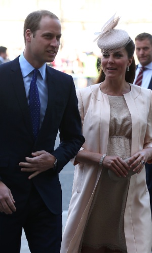 4.jun.2013 - Príncipe William e Kate Middleton chegam à catedral de Westminster para a missa em comemoração aos 60 anos da coroação da Rainha Elizabeth 2ª. A duquesa de Cambridge usou um vestido discreto, mas era possível ver a barriga da gravidez