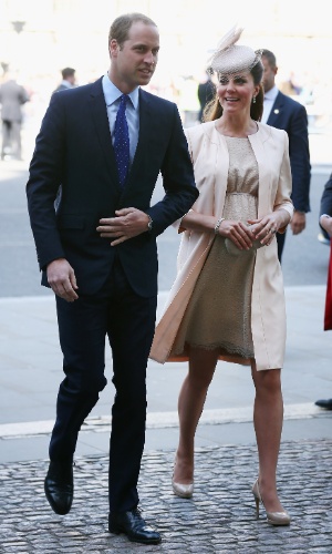 4.jun.2013 - Príncipe William e Kate Middleton chegam à catedral de Westminster para a missa em comemoração aos 60 anos da coroação da Rainha Elizabeth 2ª. A duquesa de Cambridge usou um vestido discreto, mas era possível ver a barriga da gravidez