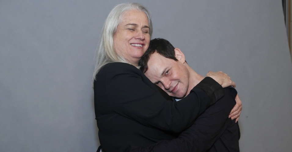4.jun.2013 - Vera Holtz e Matheus Nachtergaele, Dona Redonda e Encolheu no remake, se abraçam na apresentação de "Saramandaia"