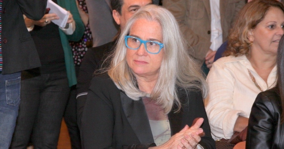 4.jun.2013 - Vera Holtz, que viverá a Dona Redonda de "Saramandaia", aplaude a apresentação da novela