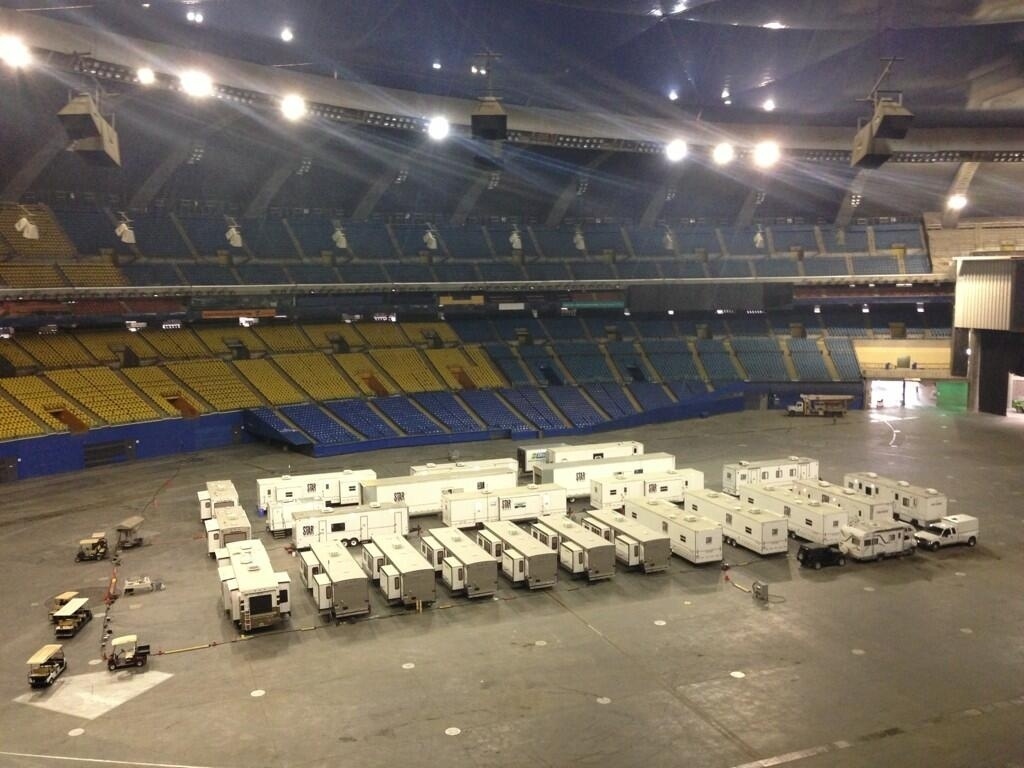 9.mai.2013 - Colônia de suítes móveis dos atores e equipe de "X-Men: Dias de um Futuro Esquecido", instalada no Estádio Olímpico de Montreal, onde o filme é rodado - Divulgação/Twitter