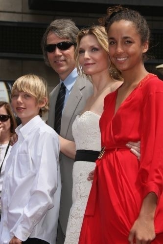 A atriz Michelle Pfeiffer adotou Claudia Rose (em vermelho) em 1993, ano em que se casou com David E. Kelley, produtor da série "Ally McBeal". Em 1994 o casal teve o filho John Henry Kelley