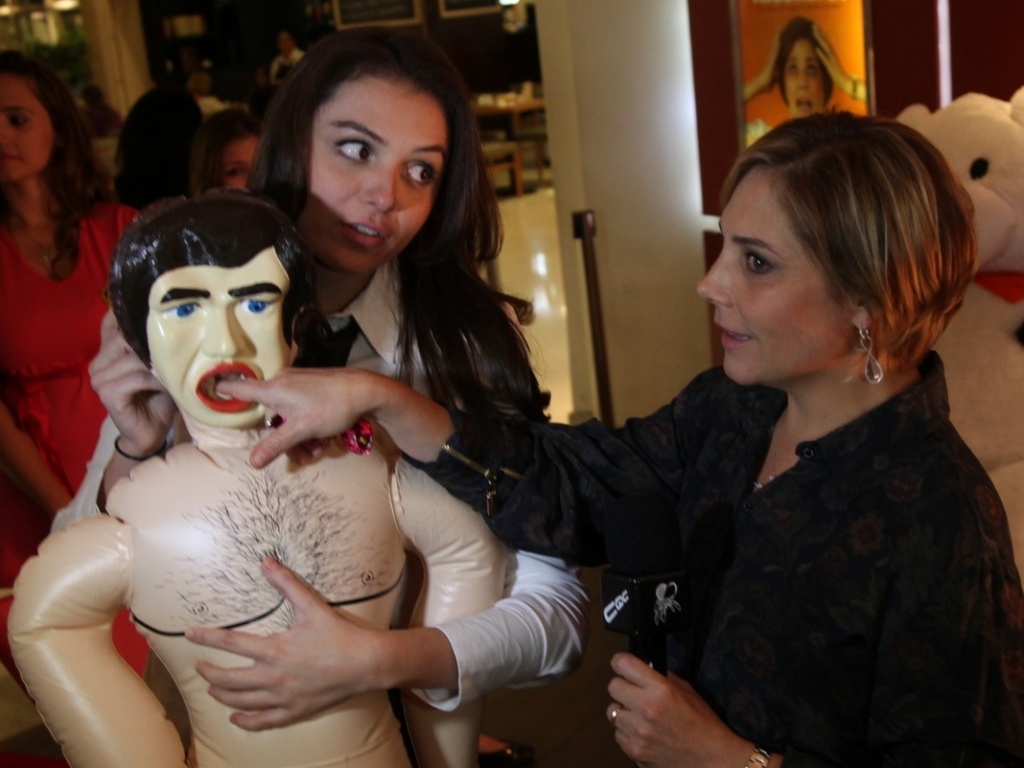 4.jun.2013 - Com Mônica Iozzi, do "CQC", Heloísa Perissé brinca com boneco inflável na pré-estreia do filme "Odeio o dia dos Namorados" no Rio de Janeiro - Cláudio Andrade/Photorio News