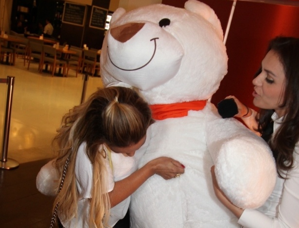 4.jun.2013 - Com Mônica Iozzi, do "CQC",  Valesca Popozuda faz graça com urso na pré-estreia do filme "Odeio o dia dos Namorados" no Rio de Janeiro - Cláudio Andrade/Photorio News