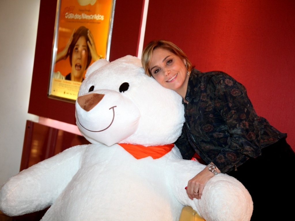 4.jun.2013 - Heloísa Perissé abraça urso de pelúcia na pré-estreia do filme "Odeio o dia dos Namorados" no Rio de Janeiro. O urso faz parte do filme e atrapalha a personagem de Heloísa, que odeia o Dia dos Namorados, no começo do longa, que estreia no dia 8 - Cláudio Andrade/Photorio News