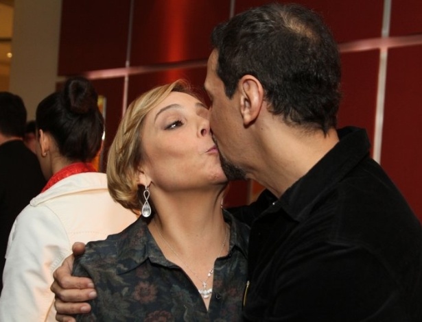 4.jun.2013 - Heloísa Perissé e Marcelo Saback  se beijam na pré-estreia do filme "Odeio o dia dos Namorados" no Rio de Janeiro - Anderson Borde / AgNews