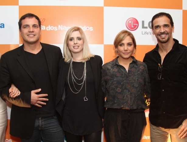 4.jun.2013 - Parte do elenco de "Odeio o Dia dos Namorados", os atores Daniel Boaventura, Daniele Valente, Heloísa Perissé e Marcelo Saback posam juntos na pré-estreia do filme no Rio de Janeiro - Anderson Borde / AgNews