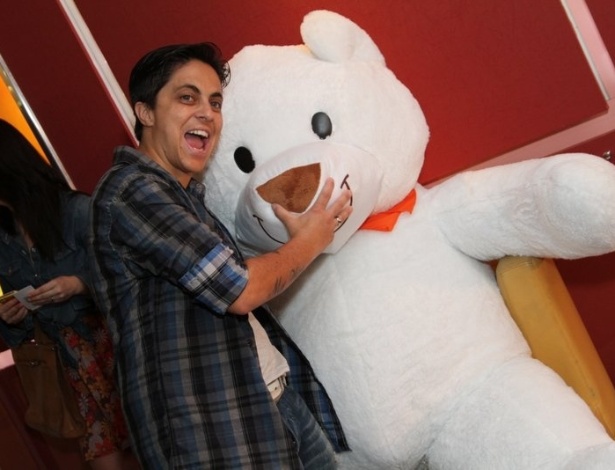 4.jun.2013 - Thammy Miranda agarra urso na pré-estreia do filme "Odeio o dia dos Namorados" no Rio de Janeiro - Anderson Borde / AgNews