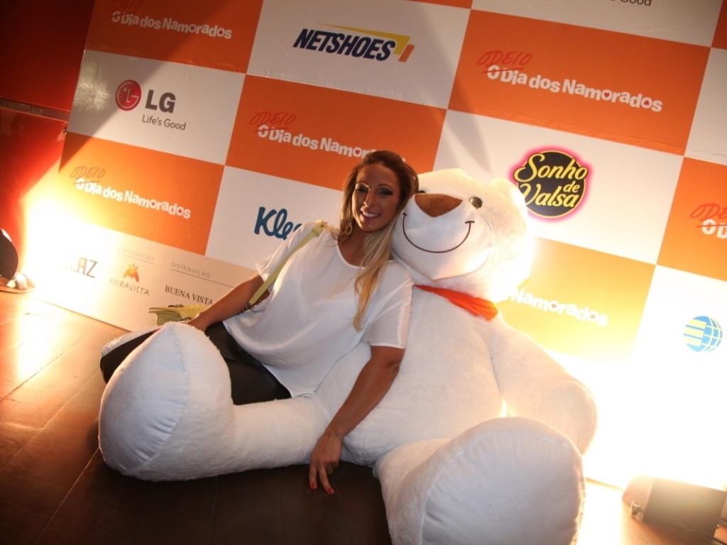 4.jun.2013 - Valesca Popozuda posa com urso na pré-estreia do filme "Odeio o dia dos Namorados" no Rio de Janeiro - Cláudio Andrade/Photorio News