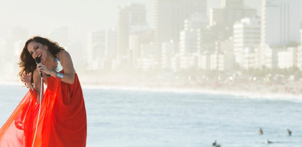Bebel Gilberto repassa carreira em show no Arpoador em dezembro de 2012 - Divulgação