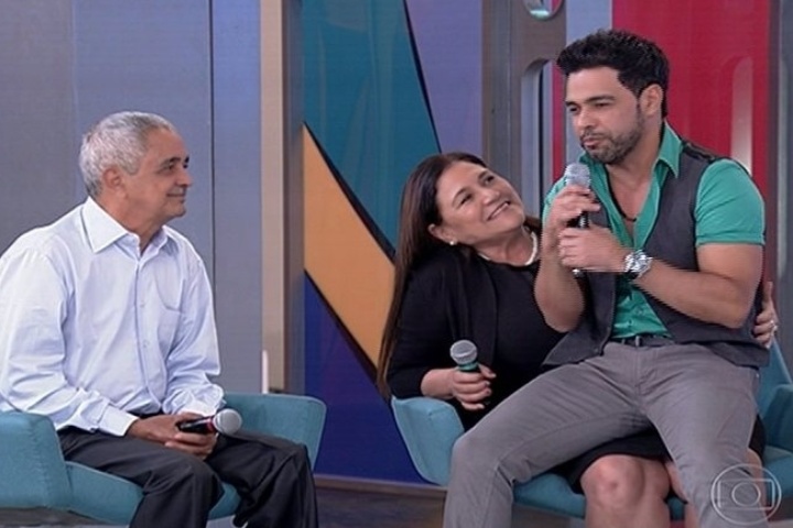 Zezé Di Camargo senta no colo da mãe durante participação em programa de TV