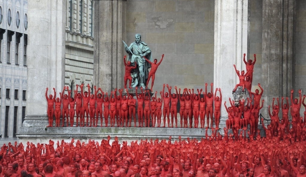 23.jun.2012 - Cerca de 1,7 mil pessoas, nuas, posam para o fotógrafo americano Spencer Tunick, em praça no centro de Munique, na Alemanha - Michaela Rehle/Reuters