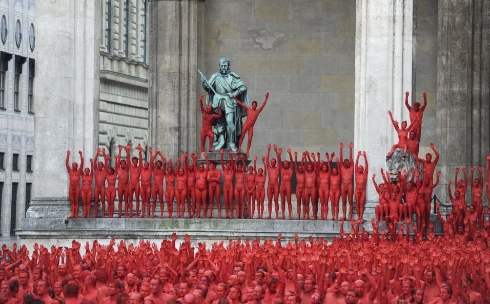 23.jun.2012 - Cerca de 1,7 mil pessoas, nuas, posam para o fotógrafo americano Spencer Tunick, em praça no centro de Munique, na Alemanha