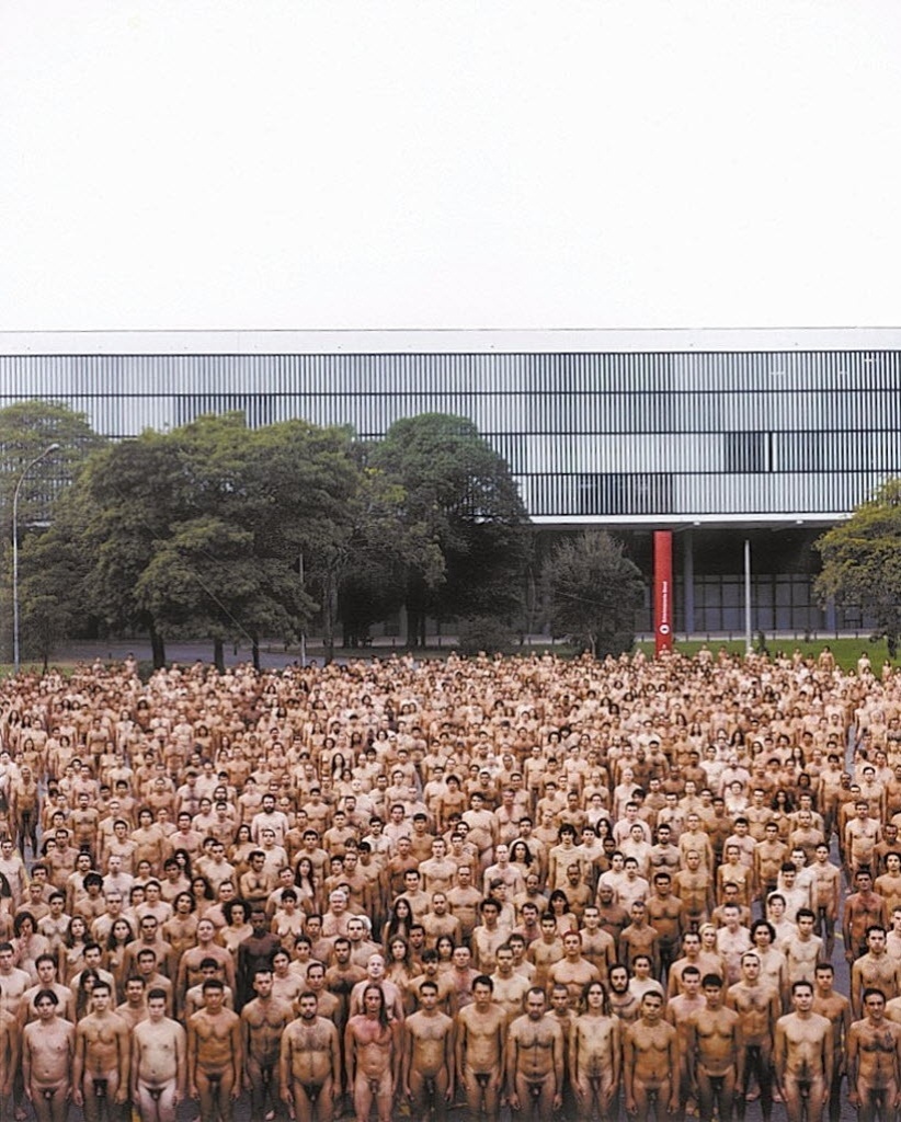 27.abril.2002 - No Brasil, cerca de 1.100 pessoas posam nuas no ensaio fotográfico "Nude Adrift", realizado no Parque Ibirapuera como parte da programação da Bienal de Arte de São Paulo
