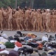27.abril.2002 - No Brasil, cerca de 1.100 pessoas posam nuas no ensaio fotográfico "Nude Adrift", realizado no Parque Ibirapuera como parte da programação da Bienal de Arte de São Paulo - Patrícia Santos/Folhapress