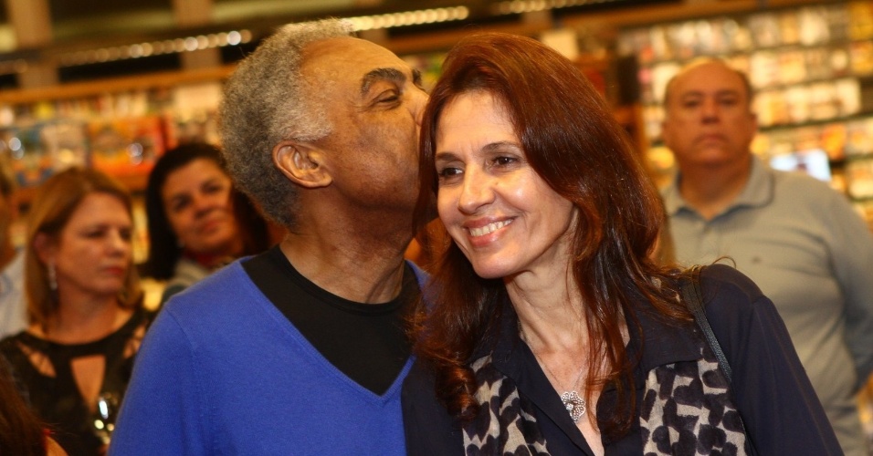 5.jun.2013 - Gilberto Gil recebe o carinho da mulher durante lançamento de livro no Rio