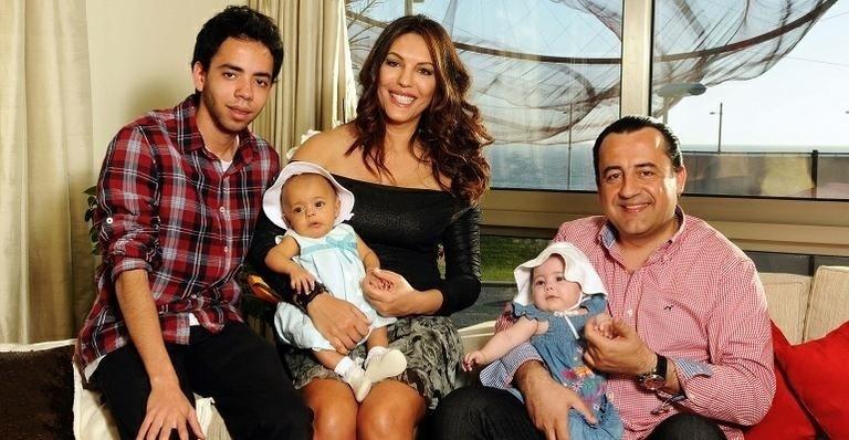 6.jun.2013 - Marcia Goldschmidt apresenta suas gêmeas Yanne e Victória, de 7 meses, no colo, ao lado do marido, o advogado Nuno Rêgo e do filho James - Joaquim Norte Souza/Caras