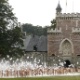 9.julho.2011 - Tunick fotografa guerra de travesseiros com 800 pessoas nuas em frente ao Gaasbeek Castle como parte da instalação "Sleeping Beauties" - REUTERS/Thierry Roge