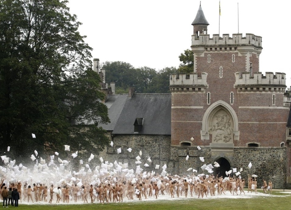9.julho.2011 - Tunick fotografa guerra de travesseiros com 800 pessoas nuas em frente ao Gaasbeek Castle como parte da instalação "Sleeping Beauties"