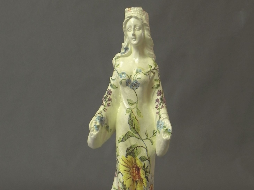 A escultura Iemanjá é uma peça artesanal em gesso, pintado e estampado à mão. O item (10 cm por 7 cm por 26 cm) é vendido na loja Lady Magnolia (www.ladymagnolia.com.br) por R$ 89 I Preços pesquisados em maio de 2013 e sujeitos a alterações - Divulgação