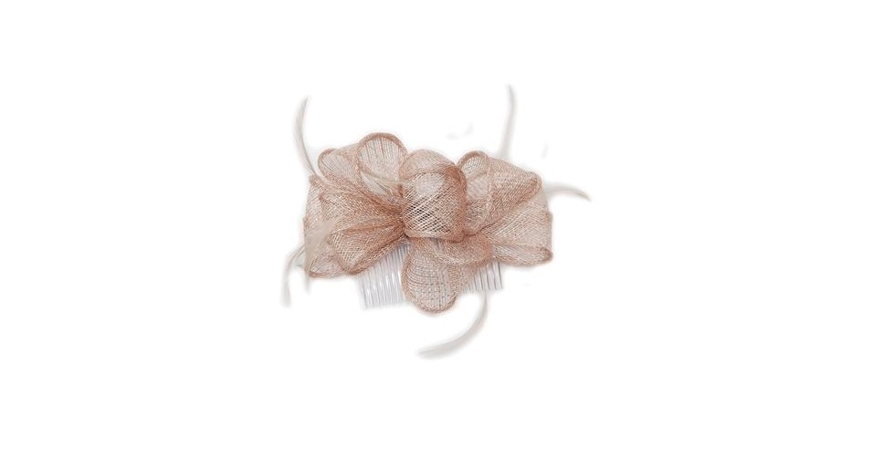 Fascinator de flor nude; R$  69,90, na Accessorize (www.accessorize.com.br). Preço pesquisado em junho de 2013 e sujeito a alterações - Divulgação