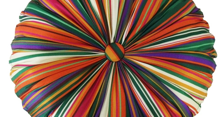 A almofada Psico, da coleção em parceria com a Farm, é 100% Seda e está à venda na JRJ Tecidos (www.jrj-collection.com.br) por R$390 | Preço pesquisado em junho de 2013 e sujeito a alterações - Divulgação