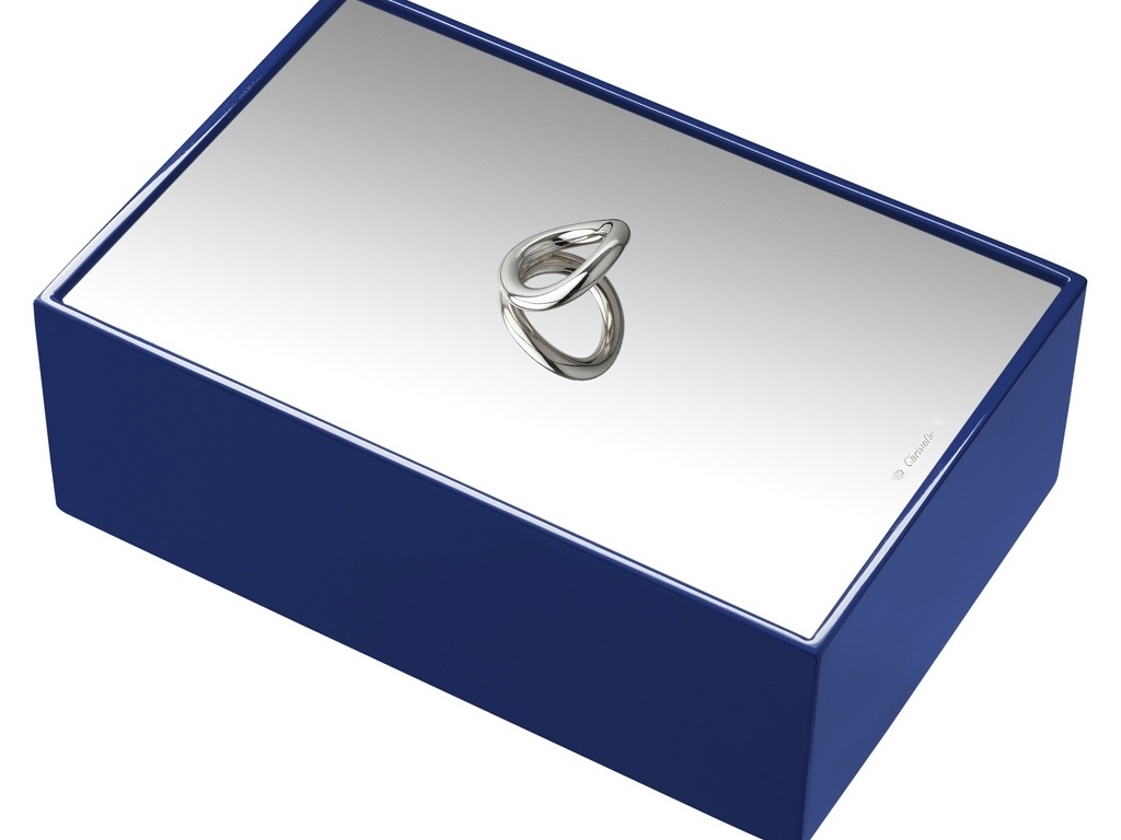 A caixa Vertigo, com medidas 5,7 cm x 17,5 cm x 10,5 cm e acabamento azul, pode ser comprada na Christofle (www.christofle.com) por R$ 1.200 | Preço pesquisado em junho de 2013 e sujeito a alterações - Divulgação