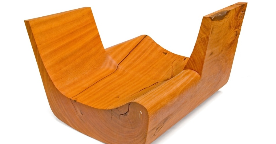 A namoradeira Abaiba é esculpida em madeira pequiá e está à venda na Tora Brasil (www.torabrasil.com.br) por R$ 9.940 | Preço pesquisado em junho de 2013 e sujeito a alterações - Divulgação