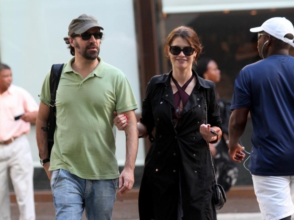 Alinne Morais passeia com o namorado em Ipanema vestindo calça de moletom. Para um look confortável mais harmonizado, a atriz poderia ter trocado a blusa e o trench coat por um camisetão com jaqueta mais esportiva - Agnews