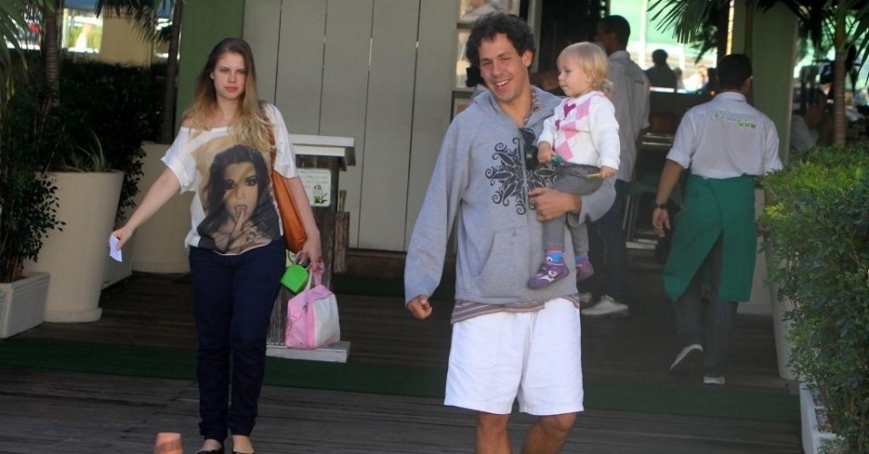 A atriz Caroline Figueiredo optou pelo trio básico e confortável de camiseta solta, jeans e sapatilhas. O look é moderno e não deixa a praticidade de lado - Agnews