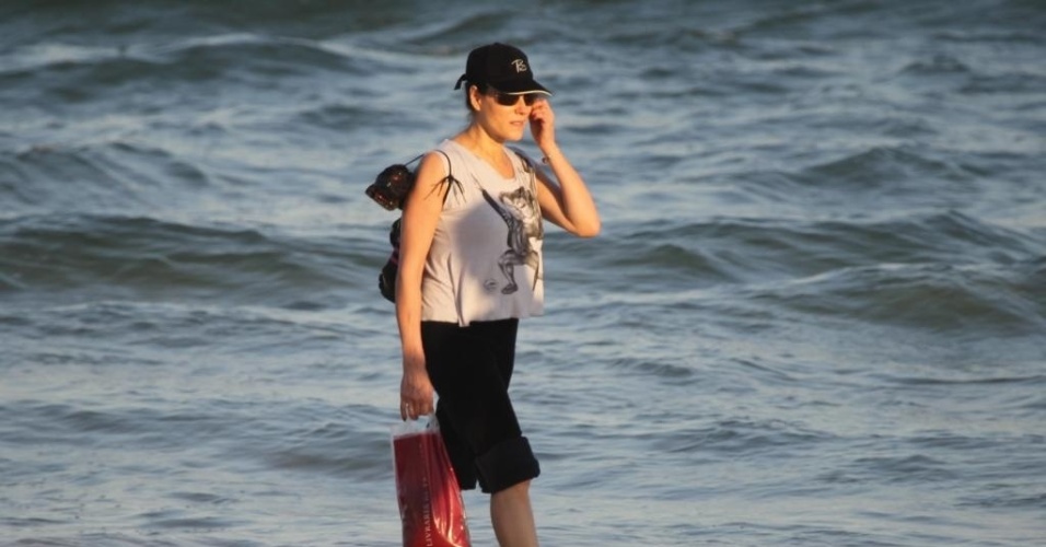 Christiane Torloni desapegou do visual, dobrou a barra da calça para não sujar de areia e se protegeu do sol com um boné esportivo para caminhar na praia da Barra da Tijuca, no Rio de Janeiro (RJ) - Agnews