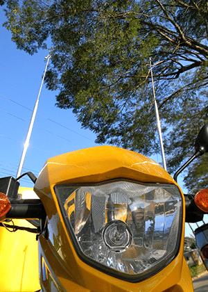Moto utilizada por um carteiro de São Paulo com não apenas uma, mas duas antenas corta-pipa - Cícero Lima/UOL