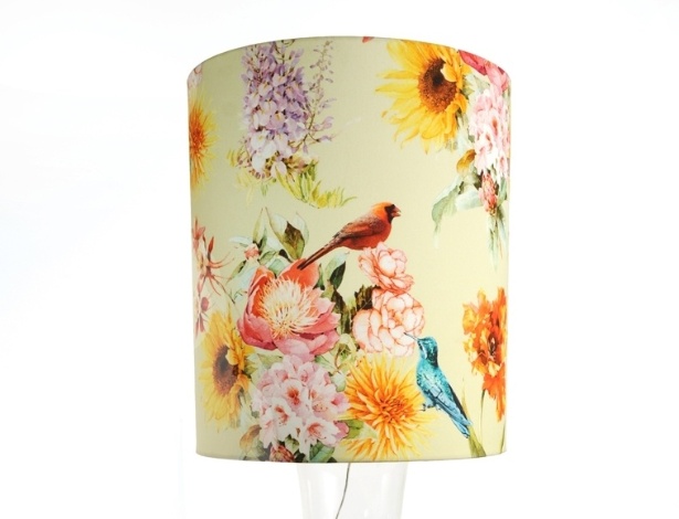 O abajur Lina, com cúpula em algodão liso e base de vidro transparente, tem design assinado pela Oficina Bertolucci. A luminária possui 70 cm de altura e custa R$ 900. O item pode ser comprado na Bertolucci (www.bertolucci.com.br) | Preço pesquisado em junho de 2013 e sujeito a alterações - Divulgação