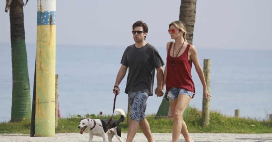 Para enfrentar o calor, Ellen Jabour apareceu ao lado do namorado na orla da Barra da Tijuca vestindo chinelo de borracha, shorts jeans e regata bem solta. O look prático ficou mais estiloso com o óculos espelhado colorido - Agnews