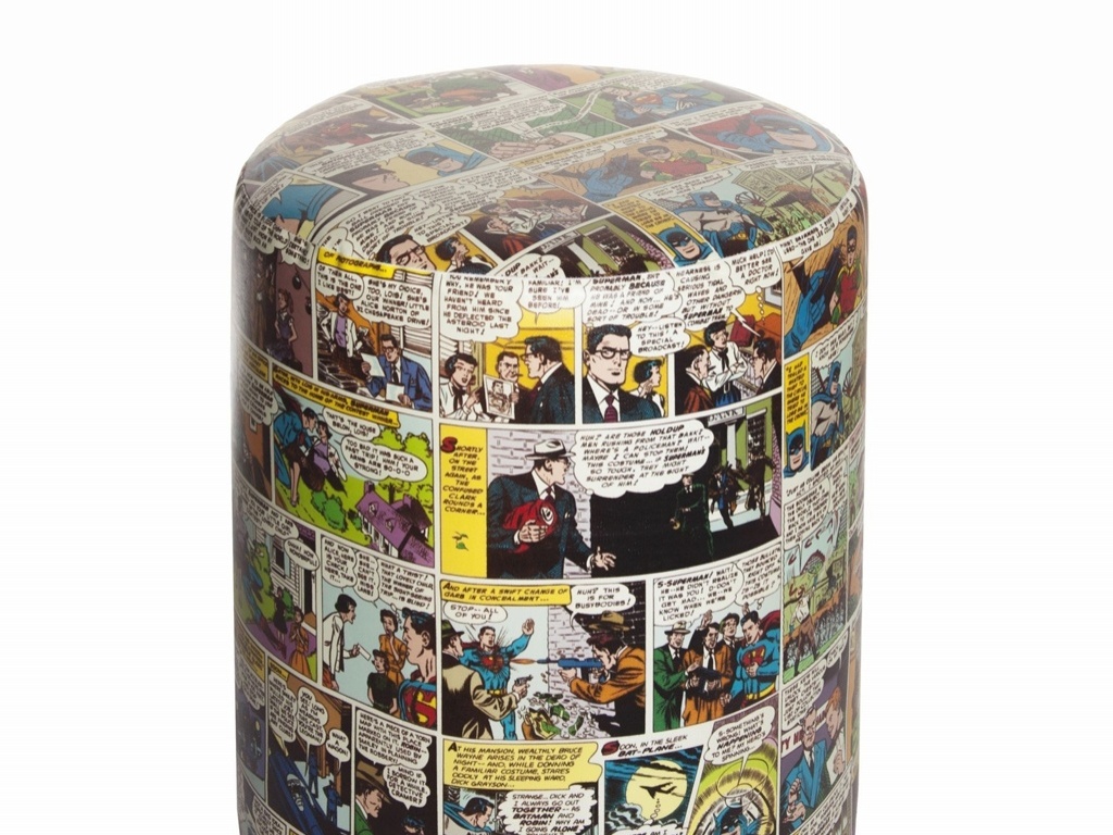 Pufe revestido por tecido sintético com estampa de HQ's da DC Comics. Da marca Urban, o objeto é vendido por R$ 369 pela loja Hits Kids'n Teens (11 3083-3989) | Preço pesquisado em junho de 2013 e sujeito a alterações - Divulgação