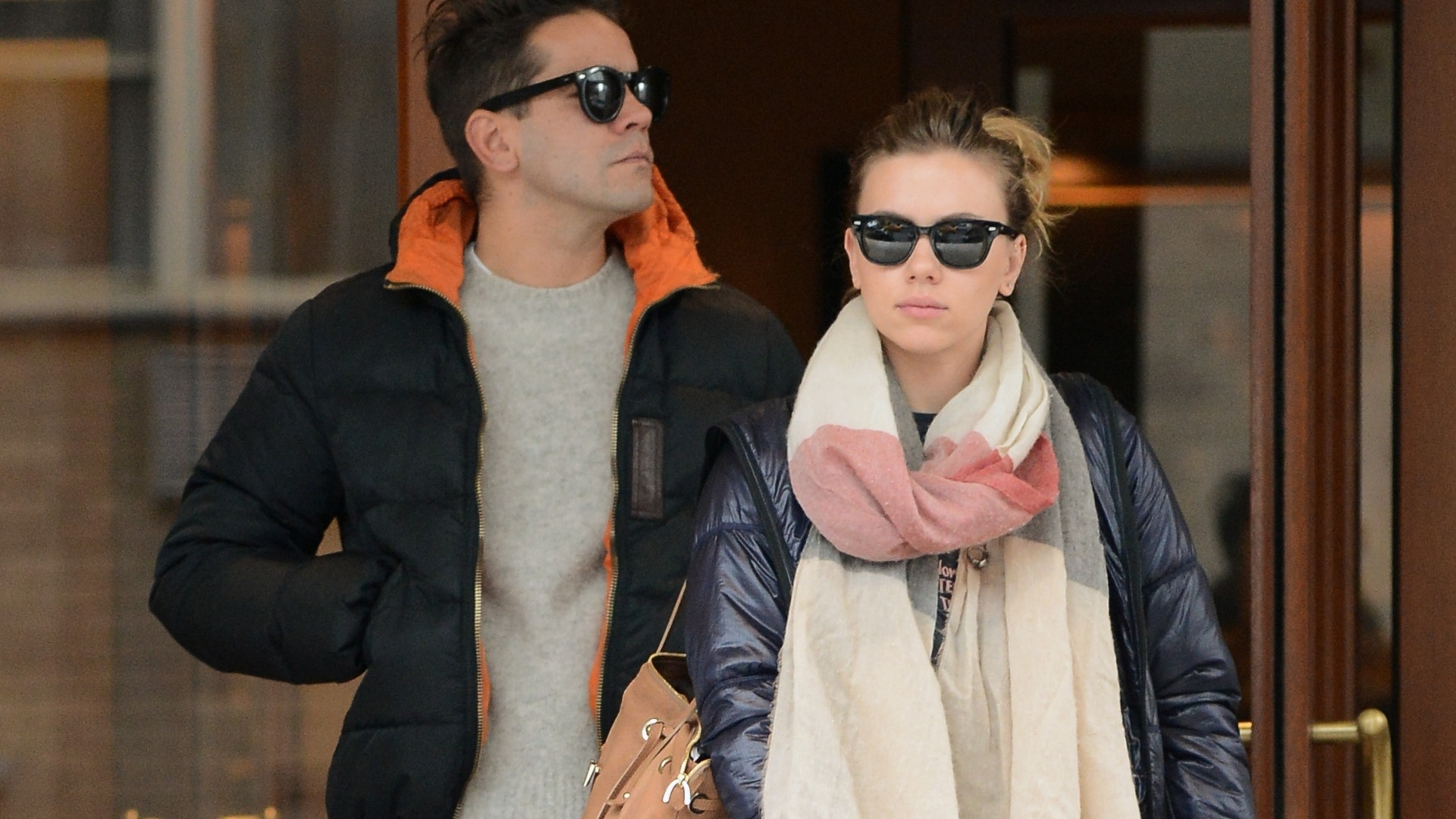 Scarlett Johansson mostrou desapego ao aparecer de calça de moletom, tênis, casaco de nylon e echarpe. Mesmo sendo despojado e confortável, o look ficou estiloso. Aqui, poderia ter ficado melhor se a atriz tivesse arrumado a barra da calça - Grosby Group