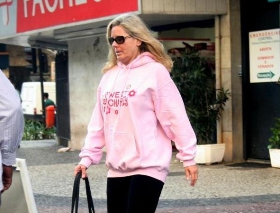 Todo mundo tem o direito e deve poder de sair de casa com um look gostoso e confortável, porém Vera Fischer pecou na escolha das peças. O moletom rosa é muito infantil para a atriz e poderia ser substituído por outro mais moderno. Também não havia a necessidade de ter combinado a cor do tênis com o look, formando um conjuntinho de mau gosto - Agnews