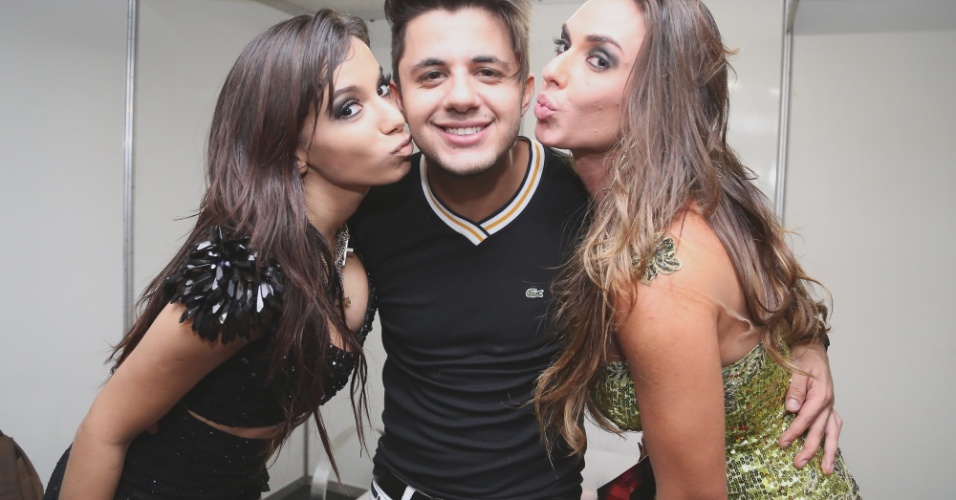 08.jun.2013 - Anitta recebe em seu camarim do show em Brasília o cantor Cristiano Araújo e a ex-panicat Nicole Bahls