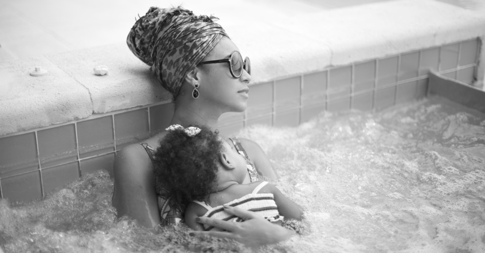 8.jun.2013 - Beyoncé publica foto relaxando com a filha em uma piscina