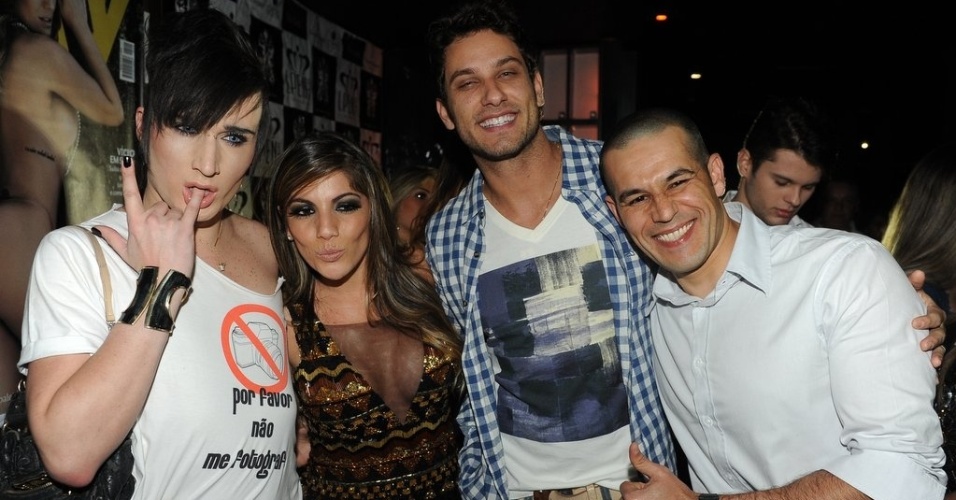7.jun.2013 - Anamara com outros ex-BBBs na festa de lançamento da revista Sexy com seu ensaio em casa noturna de São Paulo