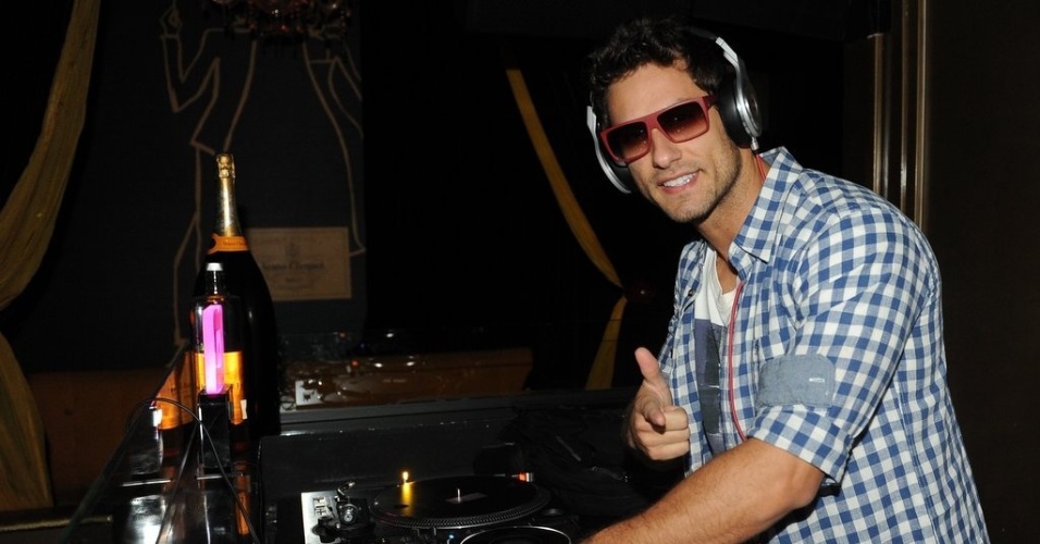 7.jun.2013 - O ex-BBB Eliéser atuou como DJ na festa de lançamento da revista Sexy com ensaio de Anamara em casa noturna de São Paulo