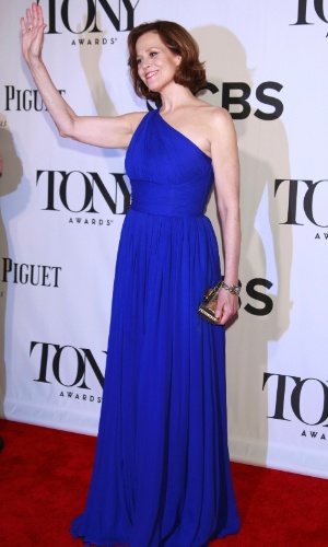 9.jun.2013 - A atriz Sigourney Weaver chega ao American Theatre Wing para a premiação anual do Tony Awards, o Oscar do teatro, em Nova York