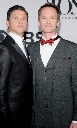 9.jun.2013 - Neil Patrick Harris (à dir) chega com seu parceiro, David Burtka,à 67ª cerimônia de entrega dos prêmios Tony, em Nova York